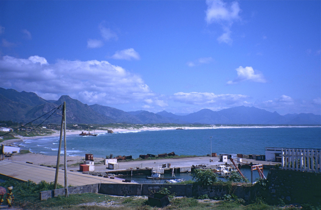 Ocean, mountains, a bay in Fort Dauphin